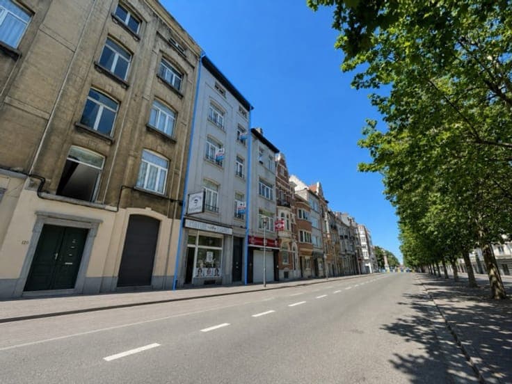 MIXED-USE BUILDING 210M² - 5 BEDROOMS - IDEAL INVESTMENT!