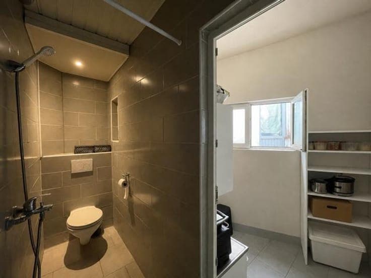 MIXED-USE BUILDING 210M² - 5 BEDROOMS - IDEAL INVESTMENT!