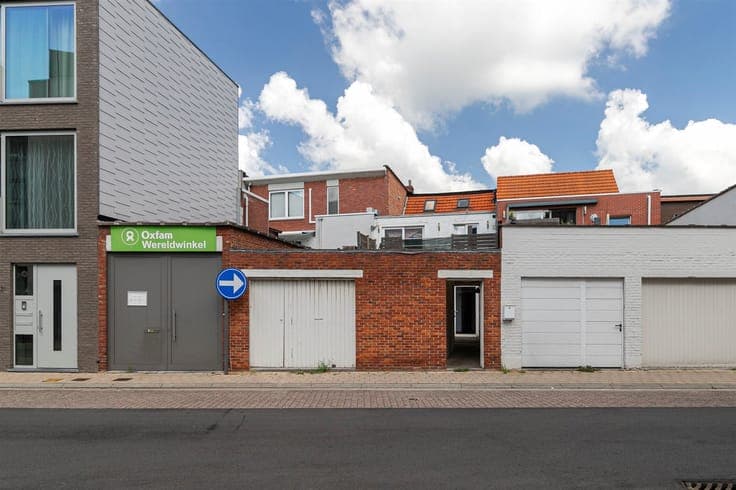 Handelshuis (189m²) met garage in het centrum van Kapellen.