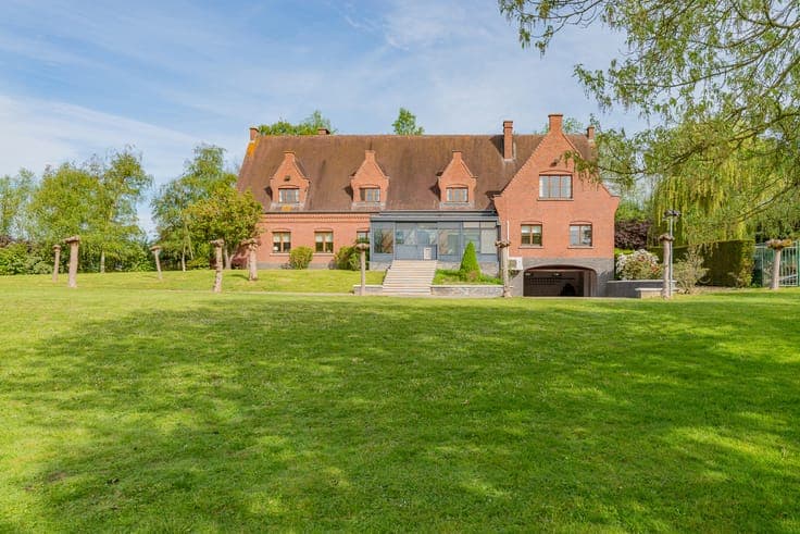Villa with great potential on large plot in Lennik