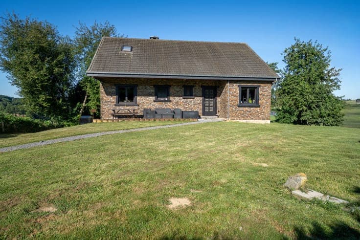 House with 6,000 m² of land and panoramic valley views