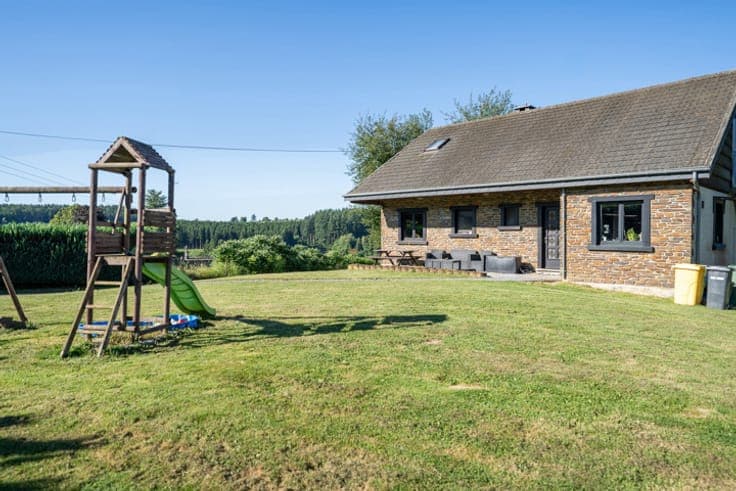 House with 6,000 m² of land and panoramic valley views