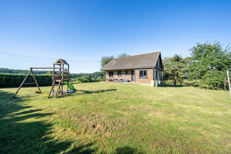 House with 6,000 m² of land and panoramic valley views