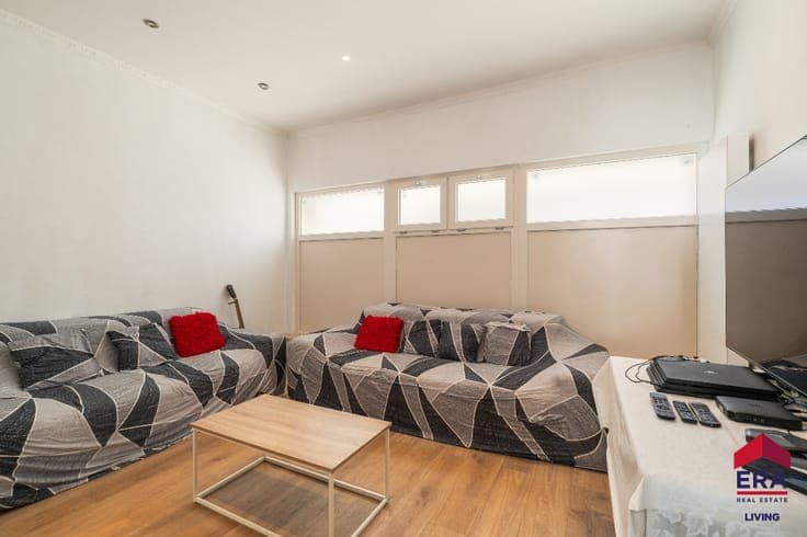 Spacious house with southwest-facing garden and 3 or 4 rooms