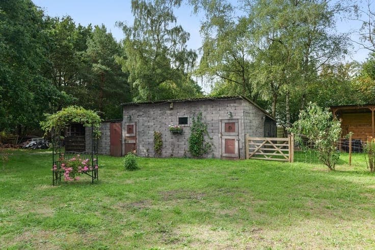 RUSTIG GELEGEN VRIJSTAANDE WONING OP EEN RUIM PERCEEL VAN...