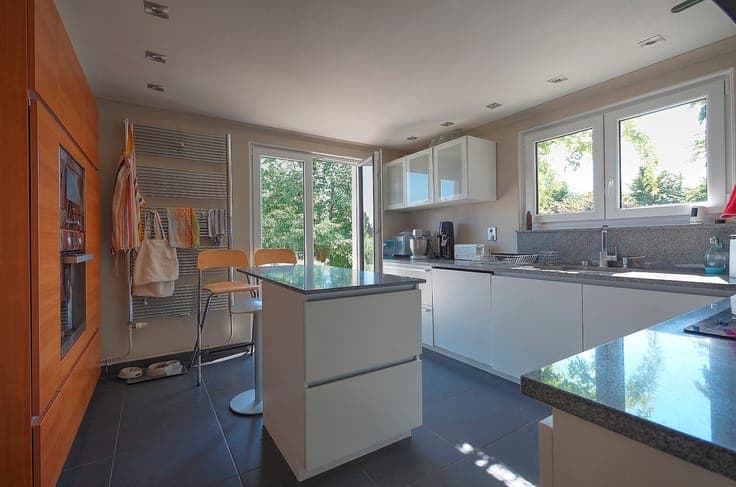 Three-façade house : a green haven to fall in love with