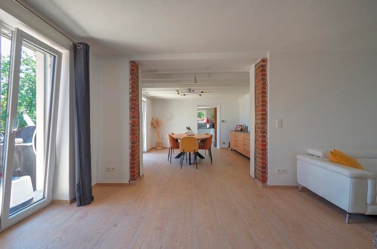 Three-façade house : a green haven to fall in love with