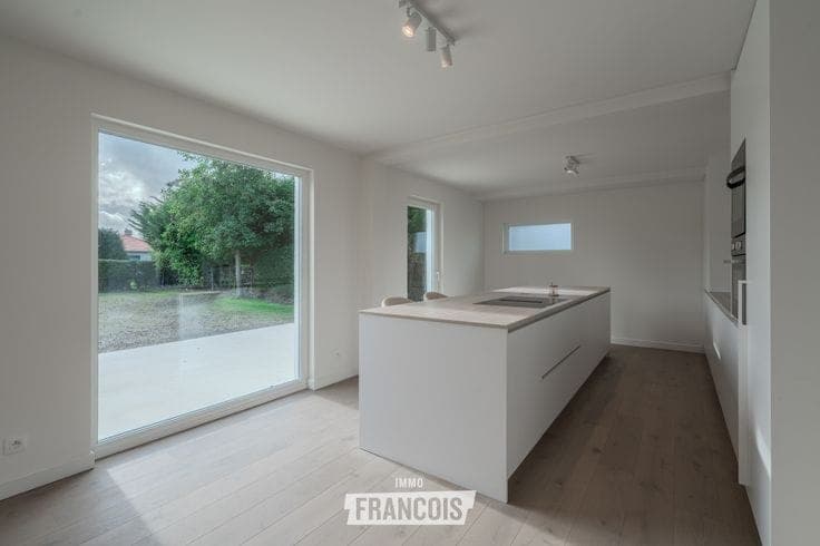 Recently renovated semi-detached house with 5 bedrooms on a…