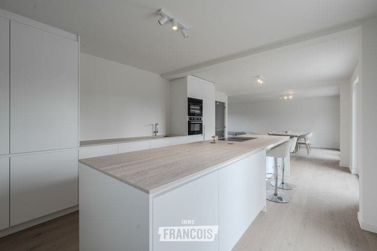 Recently renovated semi-detached house with 5 bedrooms on a…