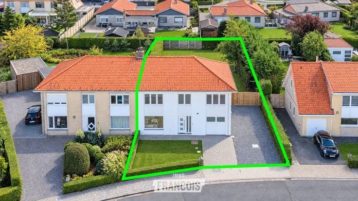 Recently renovated semi-detached house with 5 bedrooms on a…