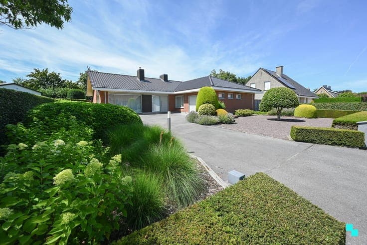 Ruime bungalow nabij centrum van Oostrozebeke