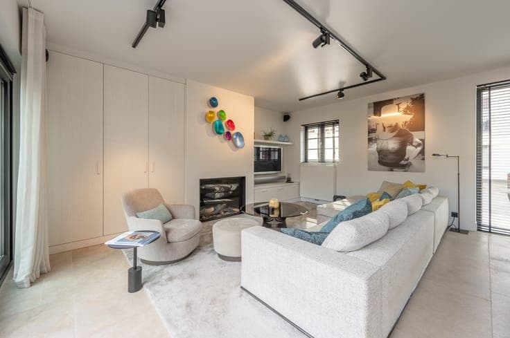 Ruime, recente hoekwoning gelegen vlakbij de groentenmark...