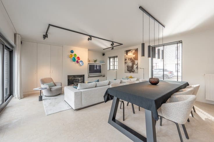Ruime, recente hoekwoning gelegen vlakbij de groentenmark...