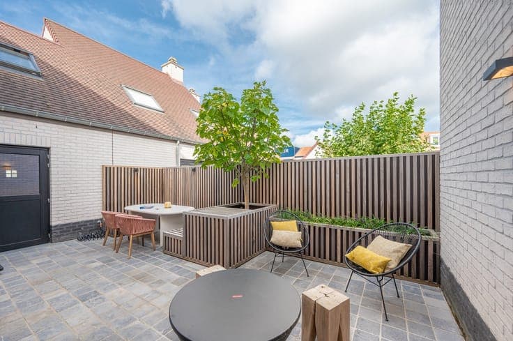 Ruime, recente hoekwoning gelegen vlakbij de groentenmark...