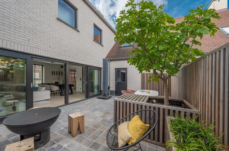 Ruime, recente hoekwoning gelegen vlakbij de groentenmark...