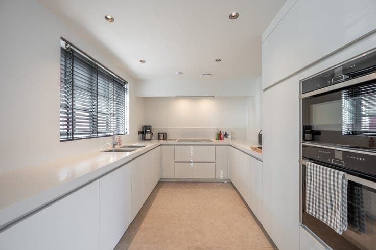 Ruime, recente hoekwoning gelegen vlakbij de groentenmark...