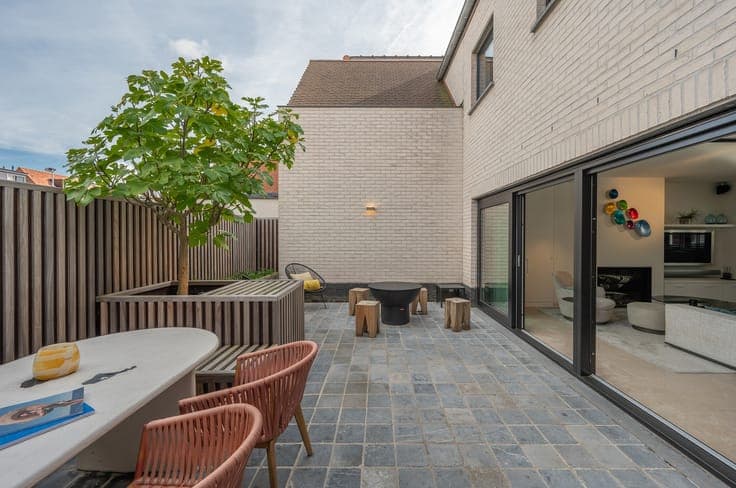 Ruime, recente hoekwoning gelegen vlakbij de groentenmark...