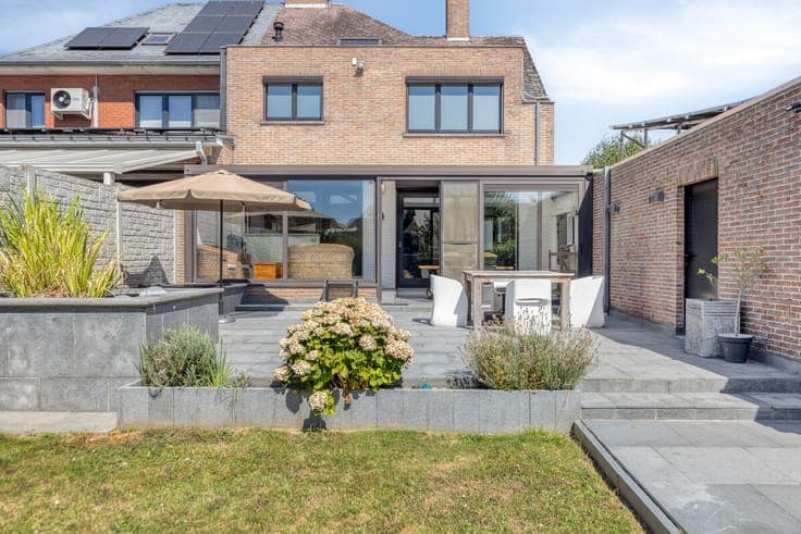 Prachtige driegevel woning met 4 slaapkamers gelegen in e...