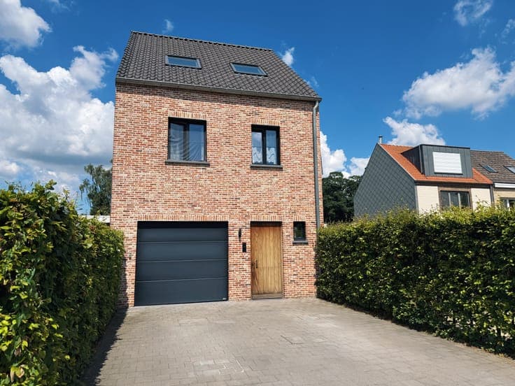4-Bedroom Modern House with Garden & Terrace