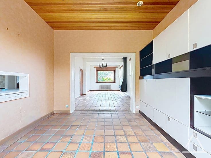 4-bedroom house with garden, workshop, and garage
