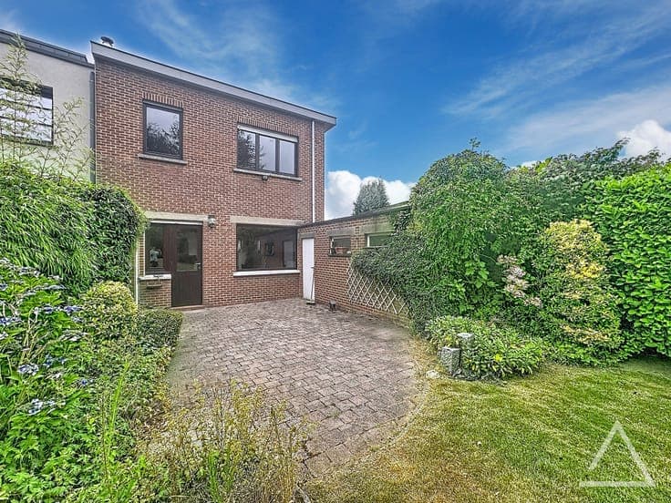 4-bedroom house with garden, workshop, and garage