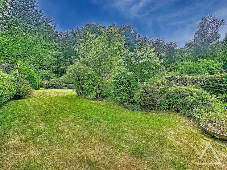 4-bedroom house with garden, workshop, and garage