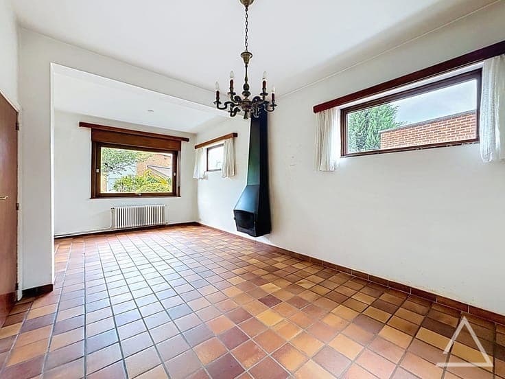 4-bedroom house with garden, workshop, and garage