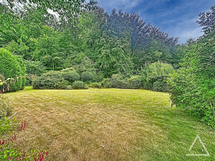 4-bedroom house with garden, workshop, and garage