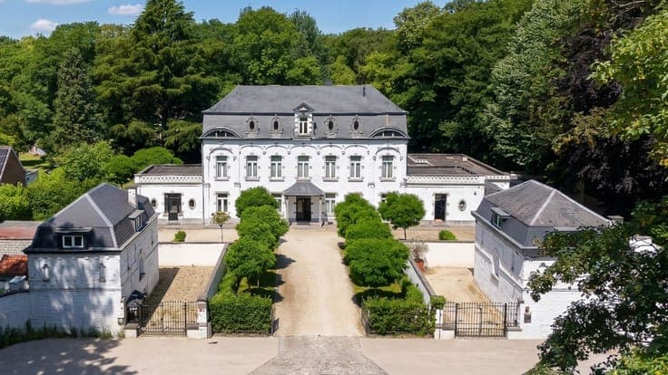 Mons - Character château with outbuildings