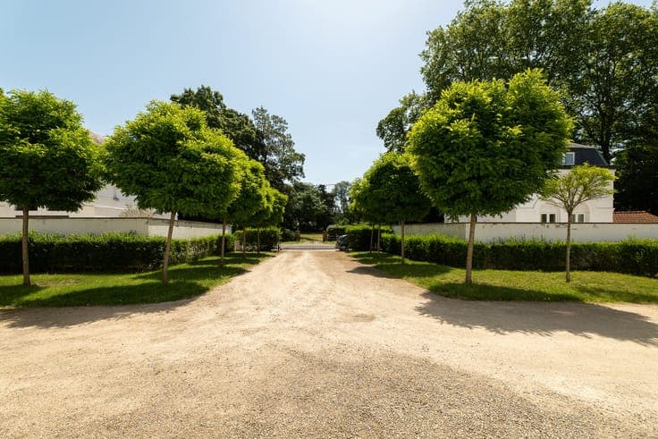 Mons - Character château with outbuildings