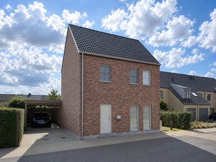 Detached house with 3 bedrooms, sunny garden and carport