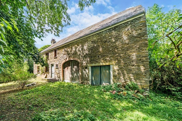 Stone Farmhouse to Renovate with Barn – Léglise