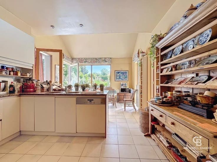 Charming 5-bedroom villa with swimming pool and tennis court