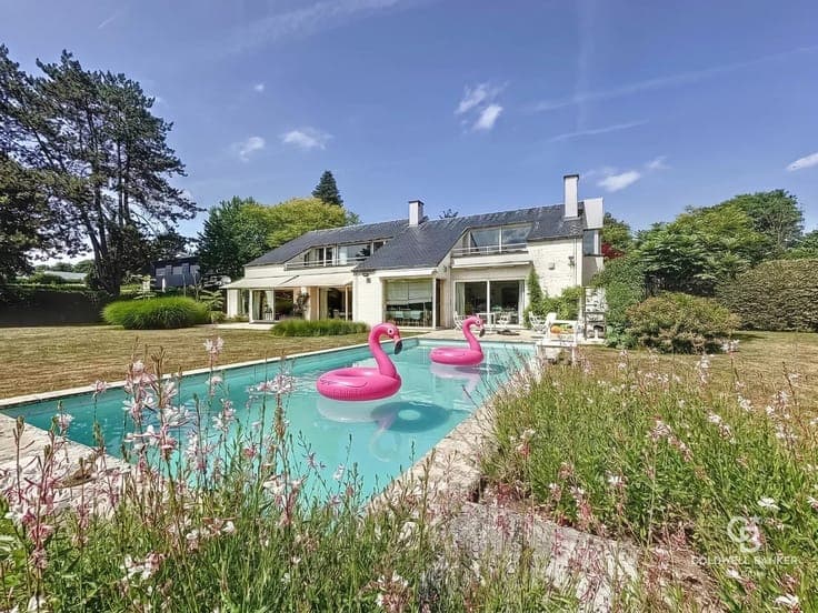 Charming 5-bedroom villa with swimming pool and tennis court