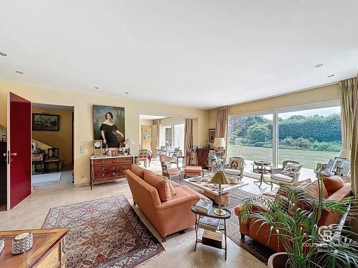 Charming 5-bedroom villa with swimming pool and tennis court