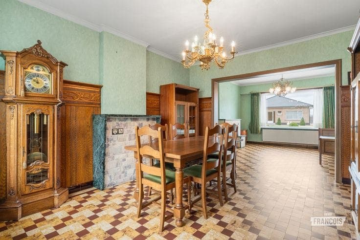 Semi-detached renovation property with 3 bedrooms and spaci…