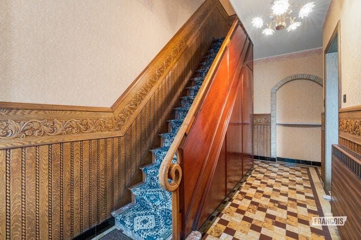 Semi-detached renovation property with 3 bedrooms and spaci…