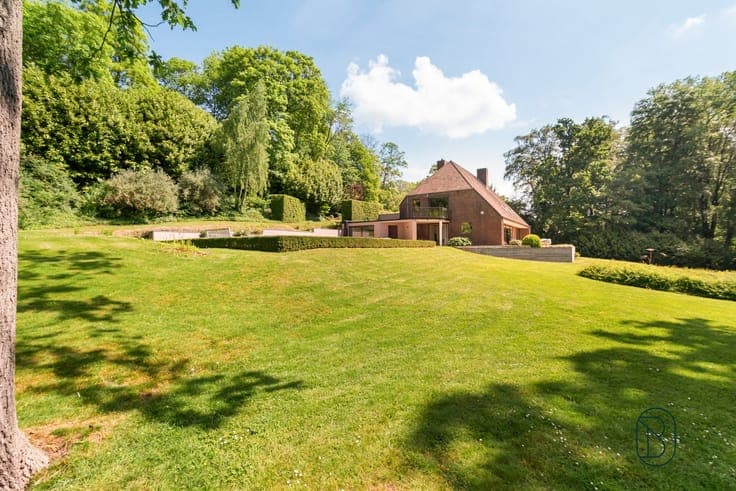 Timeless villa set on an exceptional plot of over 1 hectare