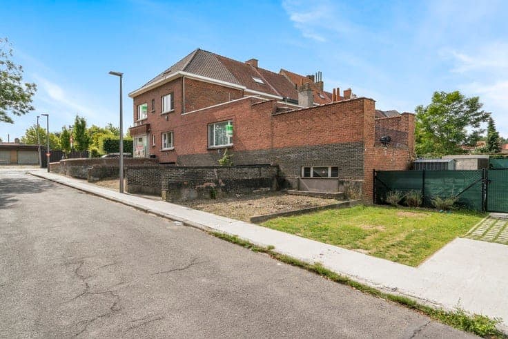 Very spacious commercial property with workshop for sale in…