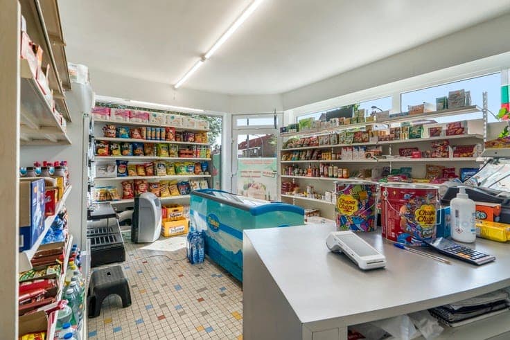 Very spacious commercial property with workshop for sale in…