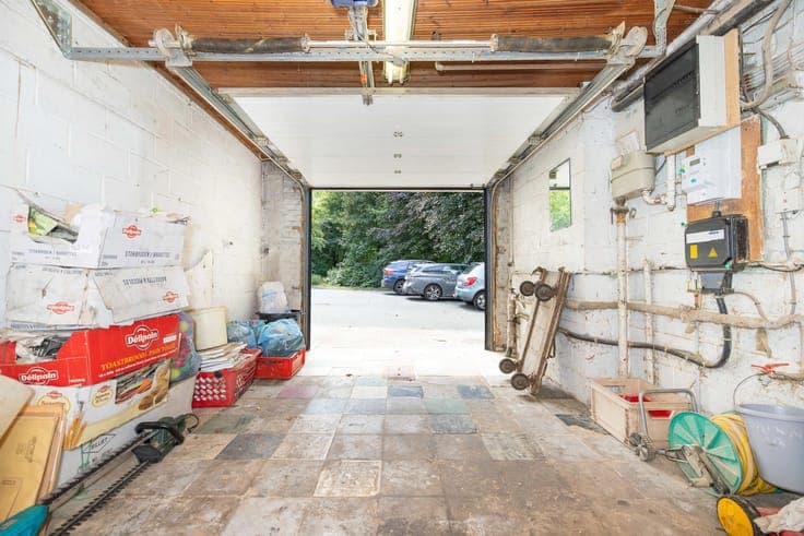 Quiet three-sided house with a garden and garage