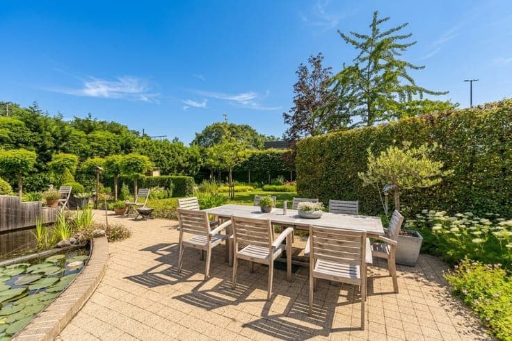 For sale: detached house in green area
