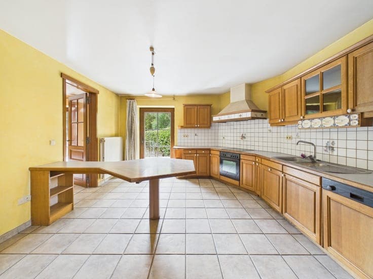 3-Bedroom Semi-Detached House with Garden and Garage