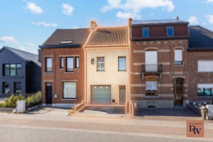Te renoveren gezinswoning met garage en diepe tuin — Grot...