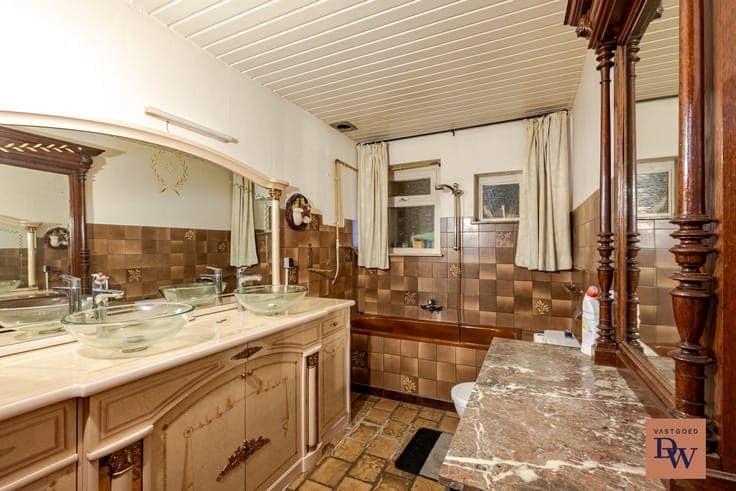 Te renoveren gezinswoning met garage en diepe tuin — Grot...