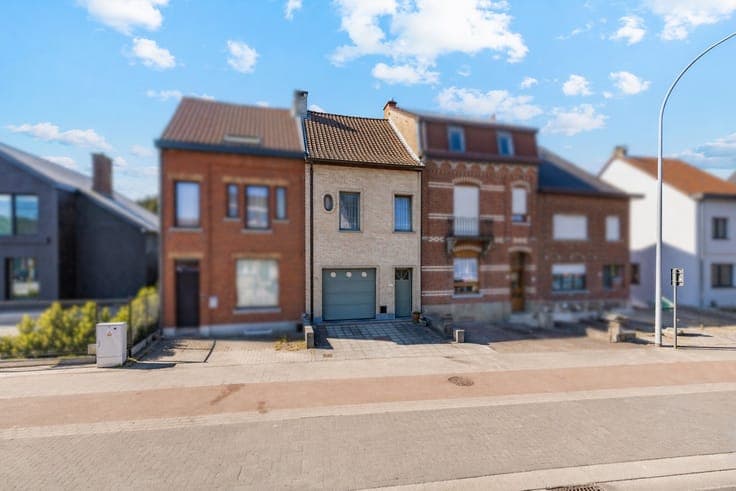 Te renoveren gezinswoning met garage en diepe tuin — Grot...