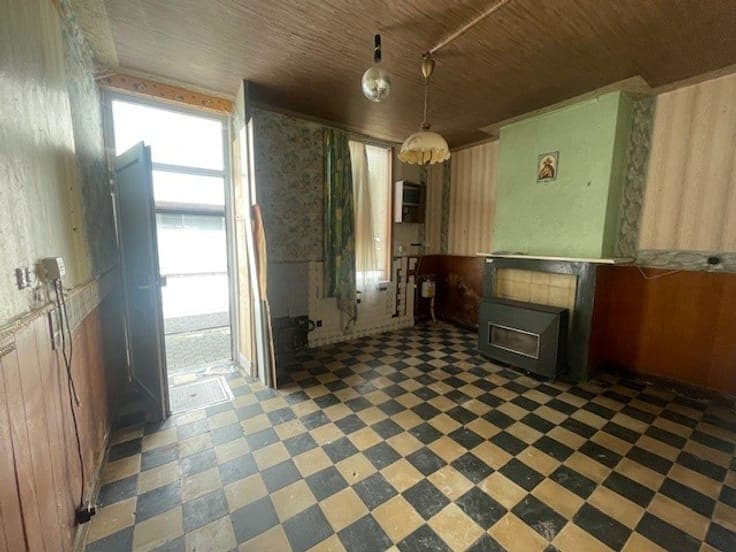 Compleet te renoveren rijwoning met tuintje achteraan