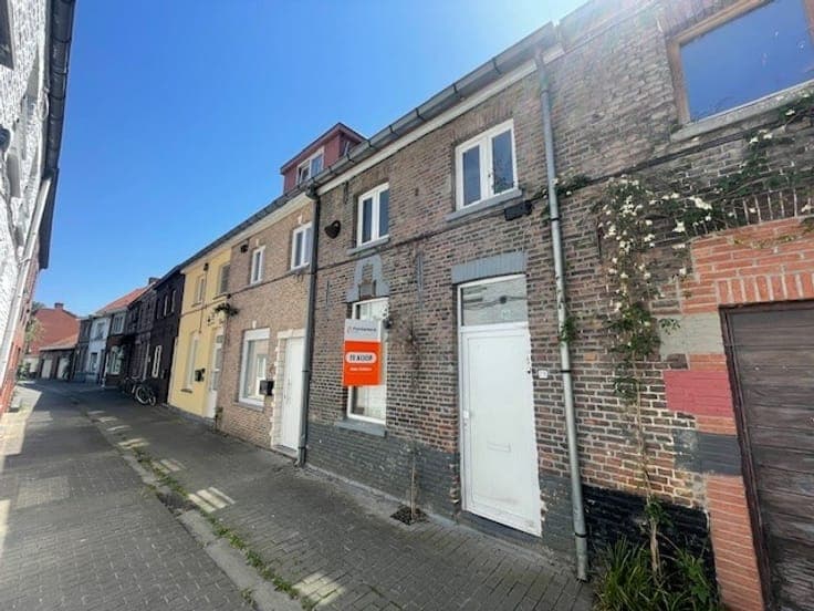 Compleet te renoveren rijwoning met tuintje achteraan