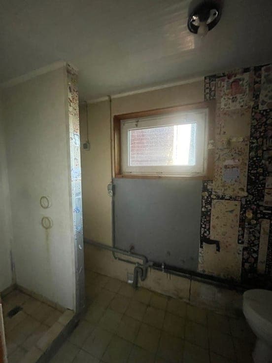 Compleet te renoveren rijwoning met tuintje achteraan