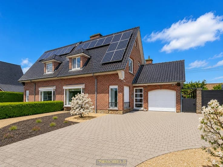 Te koop, Instapklare gezinswoning met aangelegde tuin nab...